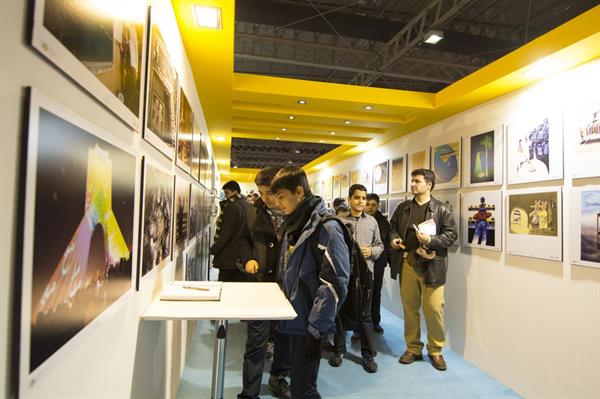استقبال گسترده از نمایشگاه آثار برگزیده مسابقه سراسری پژوهش، فناوری، نوآوری و آموزش عالی از نگاه عکاسان و کارتونیست ها؛ بیش  از 800 نفر از نمایشگاه بازدید کرده اند